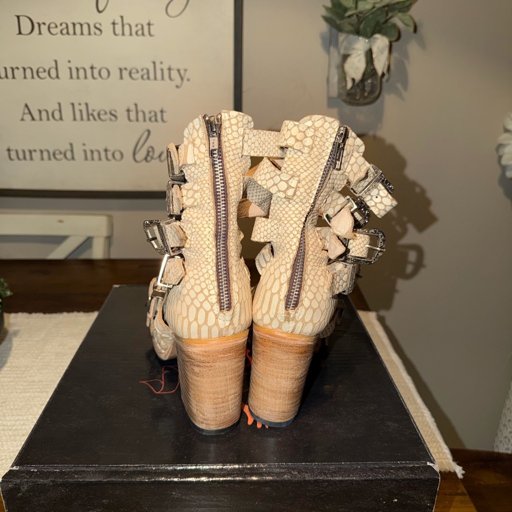 Freebird Brooklyn Cream Buckle Sandals - Picture 4 of 8